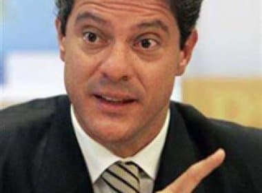Ex-presidente demitido da Vale entrega rosa à Dilma