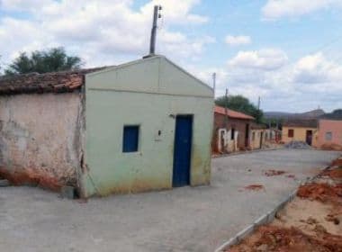 Canudos: Prefeitura realiza pavimentação com casa no meio da rua