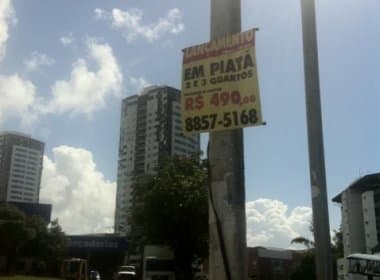 Corretor faz publicidade ilegal em postes da Tancredo Neves
