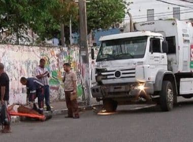  Acidente com caminhão de lixo deixa dois feridos no Rio Vermelho