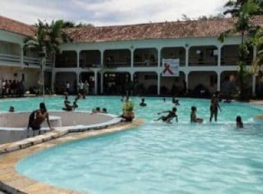 Prado: Integrantes do MST deixam ocupação de lado e se esbaldam em piscina da prefeitura