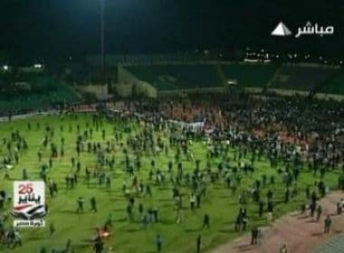 Briga em jogo de futebol no Egito deixa dezenas de mortos