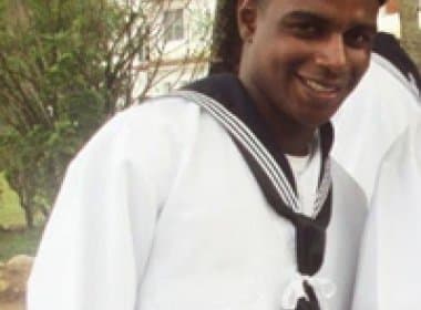 Família de marinheiro baiano morto em porta-aviões ainda não foi informada sobre liberação do corpo