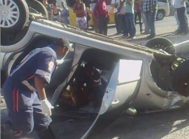 Carro invade ponto de ônibus e atropela cinco pessoas na Avenida Bonocô