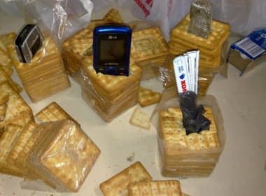 Porto Seguro: Polícia encontra celulares e droga em pacotes de bolacha entregues a detentos