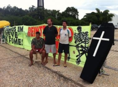 Ex-soldados da FAB fazem greve de fome em frente ao Planalto