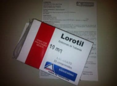 Deputado de oposição apresenta &#039;primeiro medicamento produzido pela Bahiafarma&#039;, o Lorotil