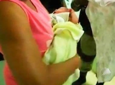 Caminhoneiro encontra bebê abandonado em posto de gasolina em Camaçari