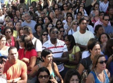 Professores decidem manter greve na Bahia; categoria sai em passeata em direção a Fonte Nova
