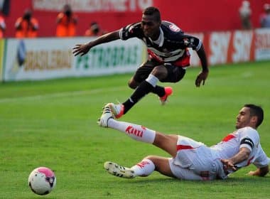 Com gol de despedida de Neto Baiano, Vitória vence CRB