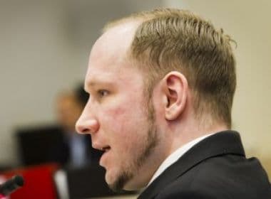 Atirador que matou 77 na Noruega é condenado a 21 anos de prisão; pena pode equivaler a perpétua