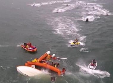 Embarcação com 22 passageiros naufraga em praia de SC 