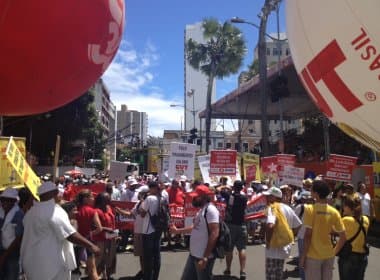 Petistas pedem anulação de julgamento do mensalão e trocam empurrões com guardas