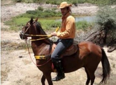 Itaetê: Empresário viaja 400 km a cavalo para protestar contra Coelba e Aneel