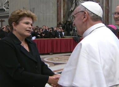Papa recebe anel e realiza sua primeira missa no Vaticano