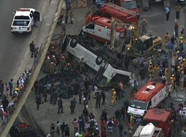 Rio: Ônibus cai de viaduto e sete passageiros morrem