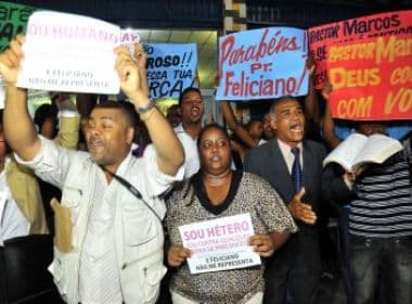 Feliciano em Salvador: Manifestantes se aglomeram em frente a igreja