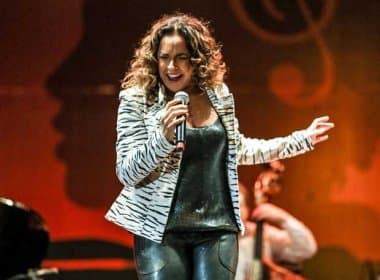 Daniela Mercury pede impeachment de Feliciano durante show em SP