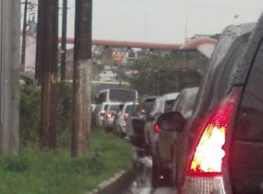 Chuva causa transtornos no trânsito de Salvador; cratera surge em acesso a Porto Seco Pirajá