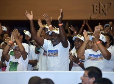 Regido por homem que diplomou Feliciano, grupo ovaciona Dilma e ACM Neto