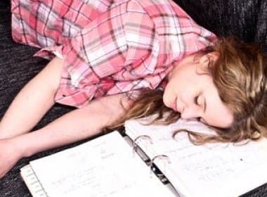 Especialista afirma que dormir demais no final de semana pode fazer mal à saúde
