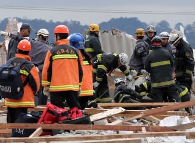Bombeiros encontram quatro mortos em escombros de prédio que desabou em SP