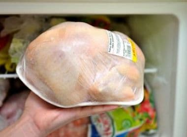 Fiscais agropecuários distribuem duas toneladas de frango em protesto