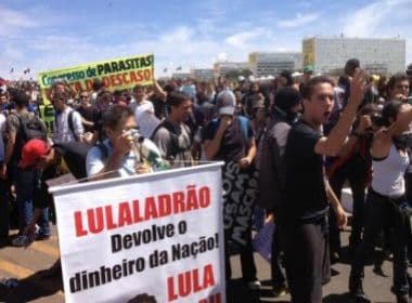 Manifestantes fazem protestos em desfiles de Brasília e Maceió