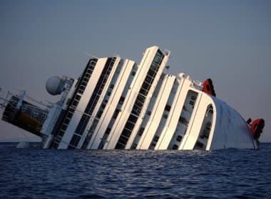 Um ano e meio após naufrágio, operação moverá cruzeiro Costa Concordia 