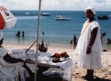 Decisão judicial proíbe tacho e tabuleiro de baianas de acarajé na areia da praia