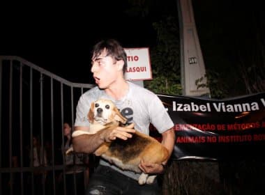 Ativistas invadem laboratório e levam cães após denúncias de maus-tratos