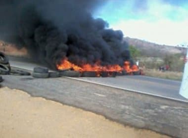 Anagé: Moradores de distrito fecham BA-262 para cobrar segurança na rodovia