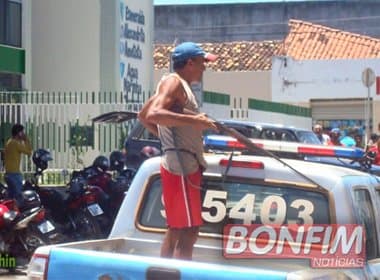 Pindobaçu: Homem armado com espingarda, facão e badogue desafia PMs e ameaça moradores
