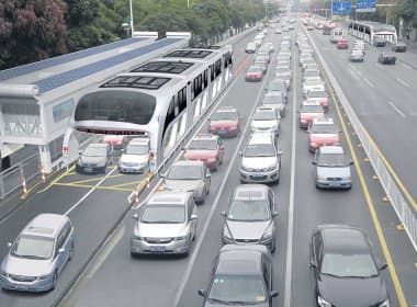Chineses criam projeto de ônibus que passa por cima de carros