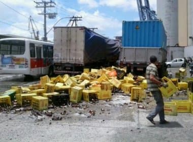 Moradores roubam cerveja de caminhão tombado mesmo com presença da PM