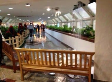 Chuvas provocam infiltração no Shopping Iguatemi; funcionários quebram gesso para liberar água