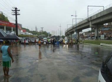 Moradores fecham pista na Bonocô em protesto por vala aberta