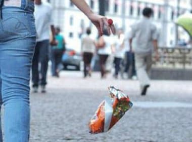 Prefeito de Salvador aprova punição para quem jogar lixo nas ruas