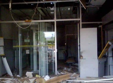 América Dourada: Homens explodem caixas eletrônicos durante assalto em agência bancária