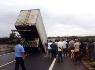 Uauá: em protesto, moradores interditam trecho de rodovia destruída por chuva