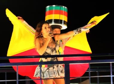 Daniela Mercury canta junto com Olodum e empolga foliões no Bloco Crocodilo