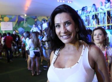 Sem o marido, Scheila Carvalho curte último dia de carnaval no Camarote Lícia Fábio