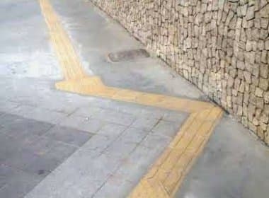 Piso para deficientes visuais colocado pela prefeitura na Barra leva direto a muro