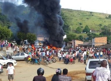 Ibirapitanga: Manifestantes fecham BR-101 para pedir emancipação de distrito