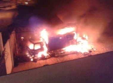 Incêndio destrói cinco veículos e assusta moradores de Ipirá