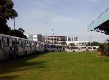 Em protesto, rodoviários fecham saída de ônibus na Estação Mussurunga