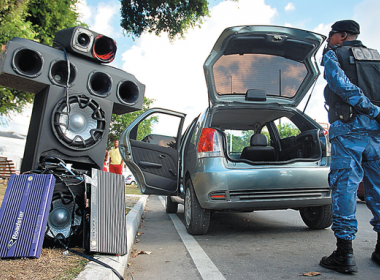 Motoristas são autuados por som alto em fiscalização na Ribeira