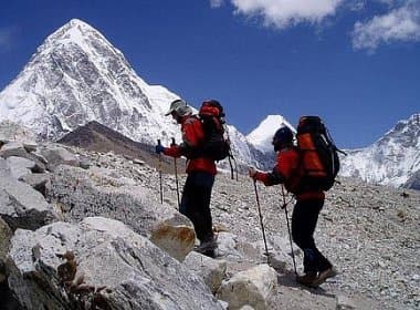 Equipes de resgate suspendem buscas por desaparecidos em acidente no Monte Everest