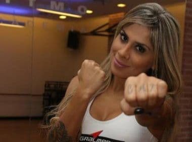 Campeã do BBB 2014 ataca de ring girl e divulga luta de MMA
