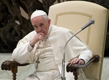 Papa chora ao saber sobre cristãos crucificados na Síria